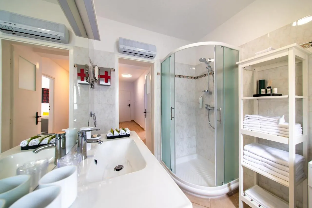 Apartment Axelle 50 Meters To The Beach Banjole