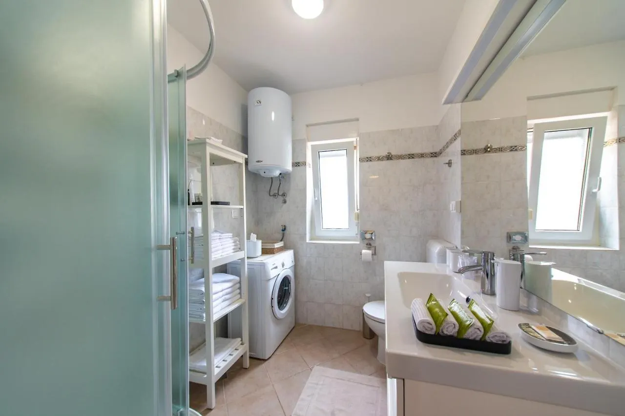 Apartment Axelle 50 Meters To The Beach Banjole 0*,